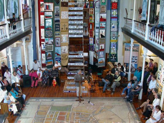 Erffnung der Ausstellung in der Halle des District Six Museums in Kapstadt