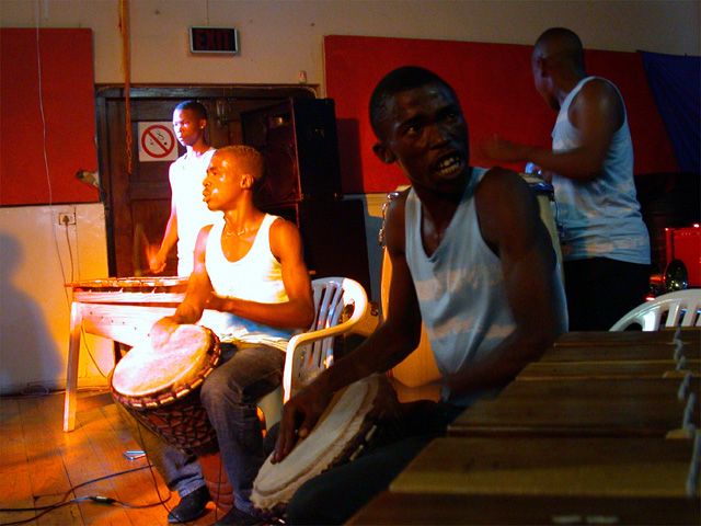 Abavuki aus dem Township Langa heizen das Publikum beim 25. Geburtstag des Community Arts Projects (CAP) ein