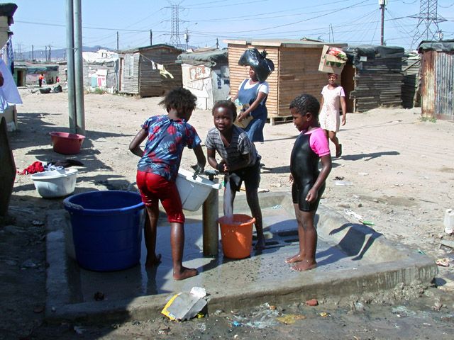 Die einzige Trinkwasserstelle weit und breit ist fuer die Kinder auch gleichzeitig das Freibad. Die Huetten haben keine Wasseranschluesse und viele keinen Strom oder sie teilen ihn sich mit einem Nachbarn