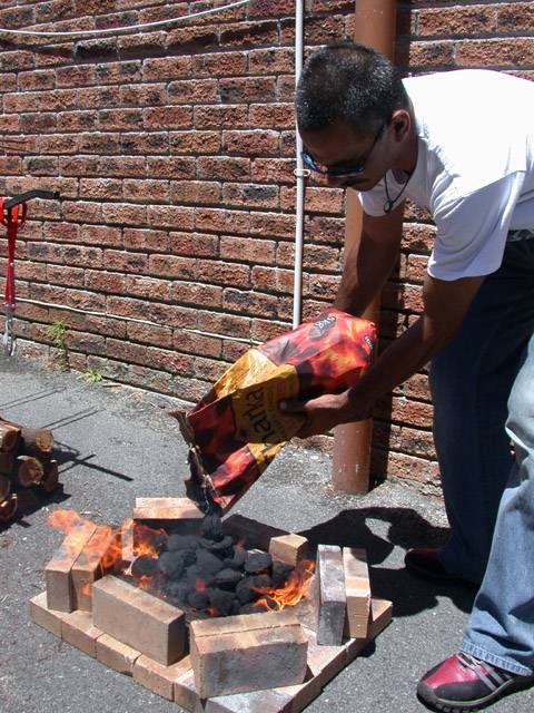 Grillen (Braai) ist eine echte Maennersache. Das Feuer zur Glut zu bringen und die Flammen zu schueren - dazu bedarf es Verstand, Kenntnis und eines Sackes Kohlen und Holz