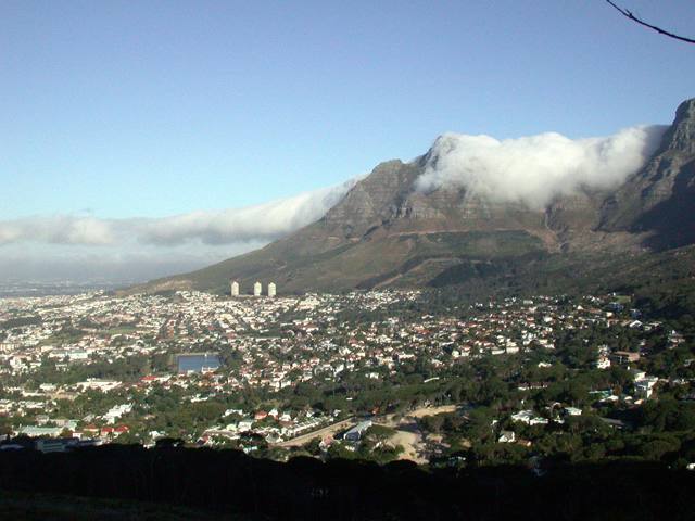 Devil's Peak und Tafelberg (r.) mit 